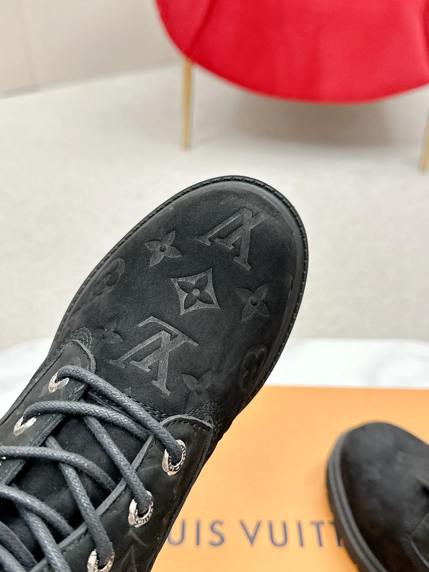 👟👟Ex-factory price 700👟👟 LV’s unbeatable co-branded Martin boots grandly launch Louis Vuitton x Timberland boots. LV x Timberland Timberland co-branded presbyopic rhubarb boots and ankle boots. LV x Timberland ankle boots are made of Monogram embossed waterproof nubuck cow leather. Relying on the brand's exquisite craftsmanship, the classic Timberland 6-inch boot shape is carefully reshaped in Italy, making an eye-catching appearance in American workwear style. Women's size 35-40 (41 is custom-made and non-refundable)